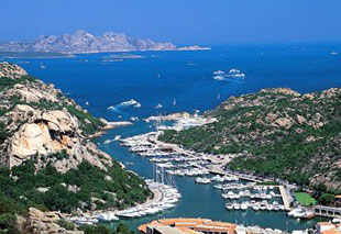 Il panorama mozzafiato di Poltu Quatu si arricchir delle variopinte vele dei Farr 40, che si contenderanno l'ultima tappa del Deutsche Bank Sailing Trophy (1-3 luglio)