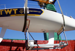 La barca del TWT Sailing Team  approdata a Napoli, pronta a iniziare con la grinta di sempre la stagione mediterranea del Farr 40 2005. Primo obiettivo, la ROLEX Capri Sailing Week!