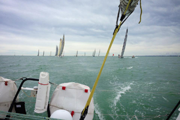 Super partenza per il Class 40 TWT UComm, primo alla boa di disimpegno